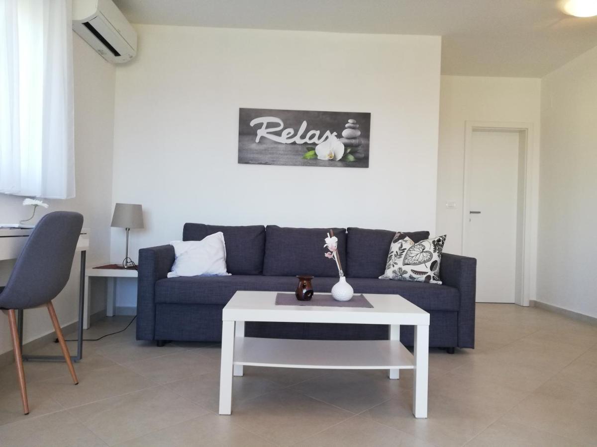 Apartments Oleander Lovrecica-Residence With Pool Екстер'єр фото
