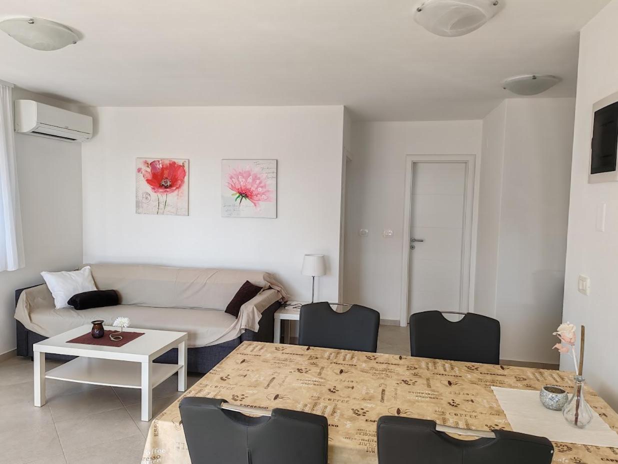Apartments Oleander Lovrecica-Residence With Pool Екстер'єр фото